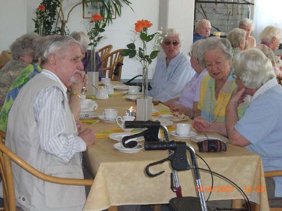 Bei einer Geburtstagsfeier im Cafe der Seniorenresidenz Großziethen